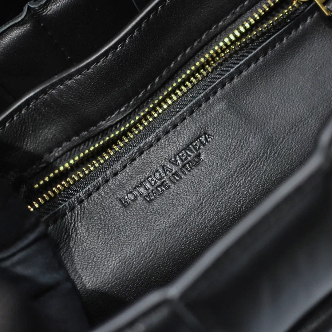 Batch 1680 2021 BV Cassette pillow bag 👉The latest popular pillow bag for spring and summer is here. Soft high-grade original sheepskin + distressed matte gold buckle, high-end and retro feel. It feels comfortable and full of high-end feeling. The bag can be hugged and worn cross-body. It has a simple but cool style. The upper body is fashionable and classy. Size 26x18x8cm, model number (6688#)